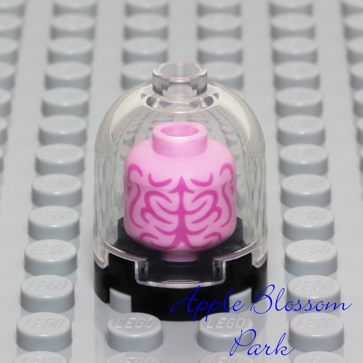 1/17(土)まで出品　新品•未使用　マントン　ピンク　フレコアイボリー NEW Lego Pink Minifig HUMAN BRAIN Display Case - Halloween Monster