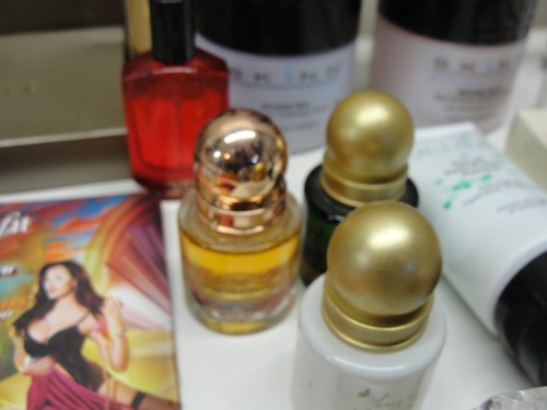 LOT 130 ASSORTED PERFUMES MAKE-UP SAMPLES GUGGI PRADA SMASH BOX VICHY VERSACE - Picture 16 of 23