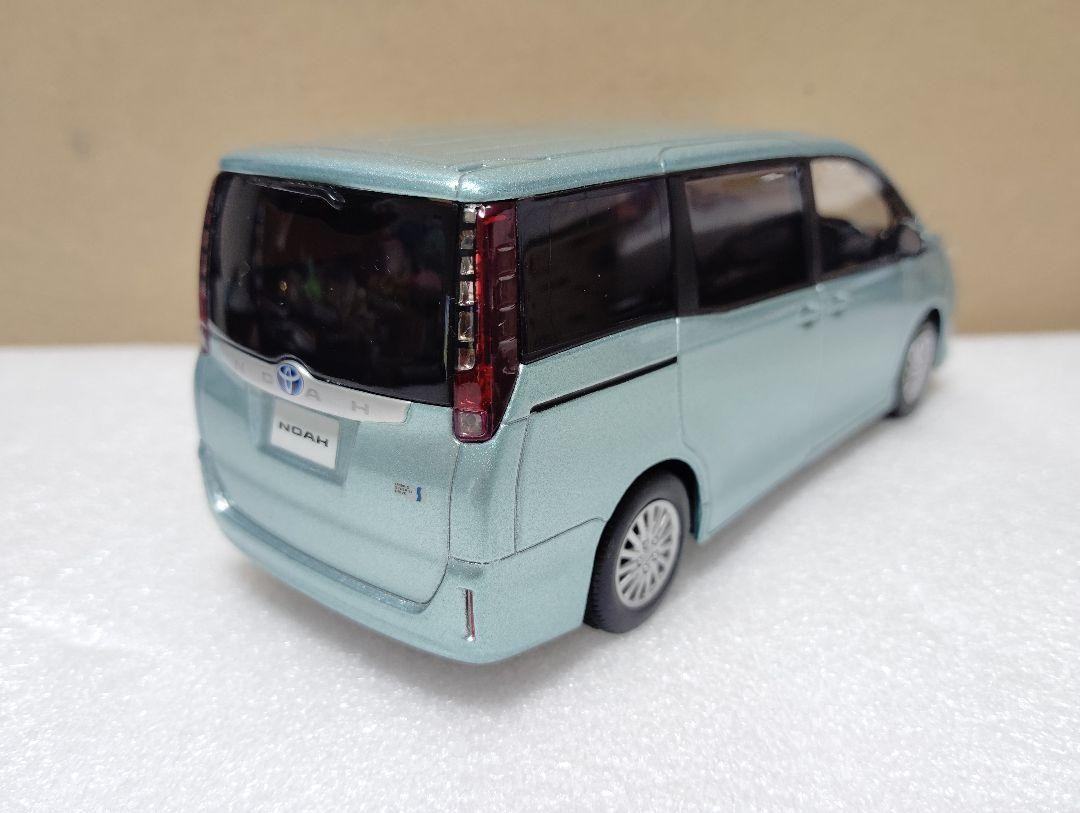 Toyota Noah Hybrid 80 Early Model Color Sample Mini Car