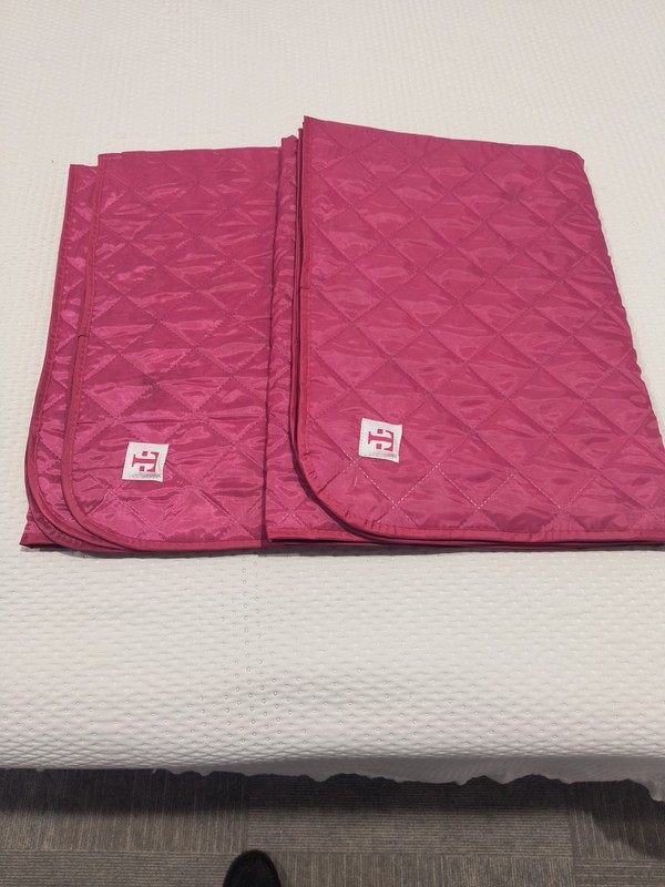  (2) New T-Mobile  Magenta Outdoor Picnic Beach Blanket Quilted Pattern T Logo
