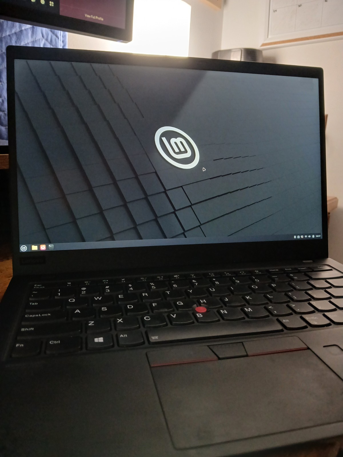 Lenovo ThinkPad X1 Carbon 8th Gen, 14-Inch Laptop, with Intel Core i5 10th Gen., Linux