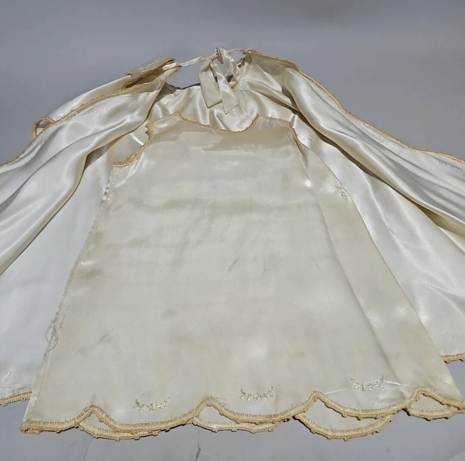 ANTIGUO BAUTIZO INFANTIL SATINADO Y CAPA CON BORDADO DE ENCAJE ♡ HERMOSO Foto 4 de 4