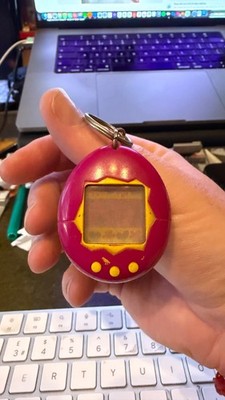 Bandai 1997 lila Tamagotchi virtuelles Haustier Spielzeug Sammlerstück nostalgisch Vintage