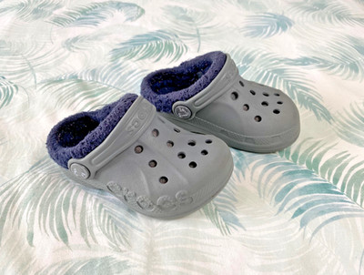 Crocs grau Unisex dunkelblau Fleece gefüttert Clogs Kinder Kleinkind Schuhe Größe C 6/7