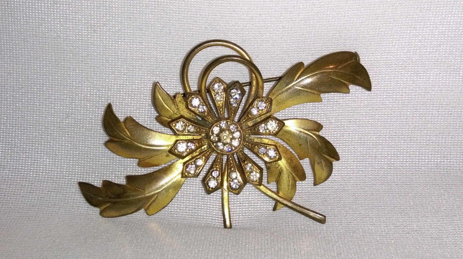 Broche Vintage Laiton Doré Et Strass Signée PLAIRE - Années 1940, Dorure Patinée