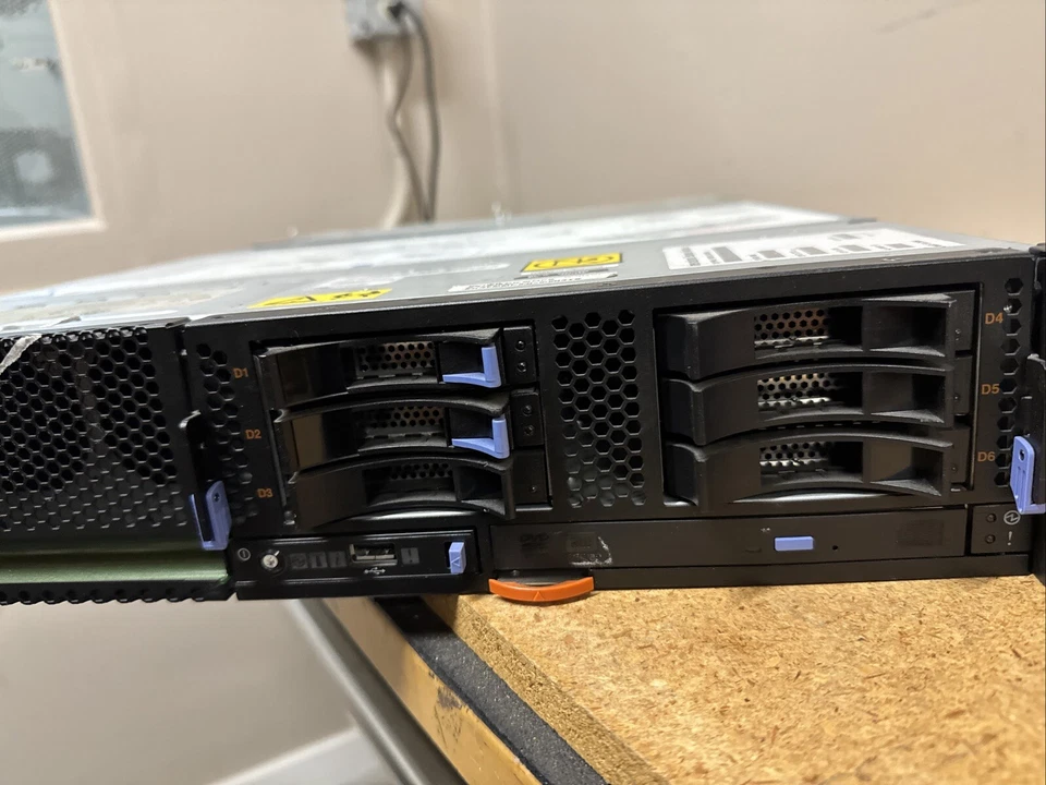 Servidor IBM 8231-E2b Power p730, 3,55 GHz 16 núcleos, 2 x EPC3, PowerVM express Foto 2 de 4