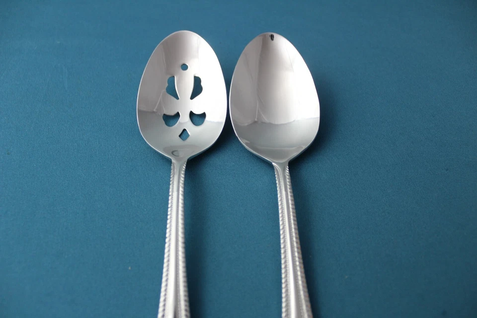 Cucharada para servir perforada Wallace Home WICKHAM brillante cuentas completas China 2 piezas NUEVO Foto 3 de 4