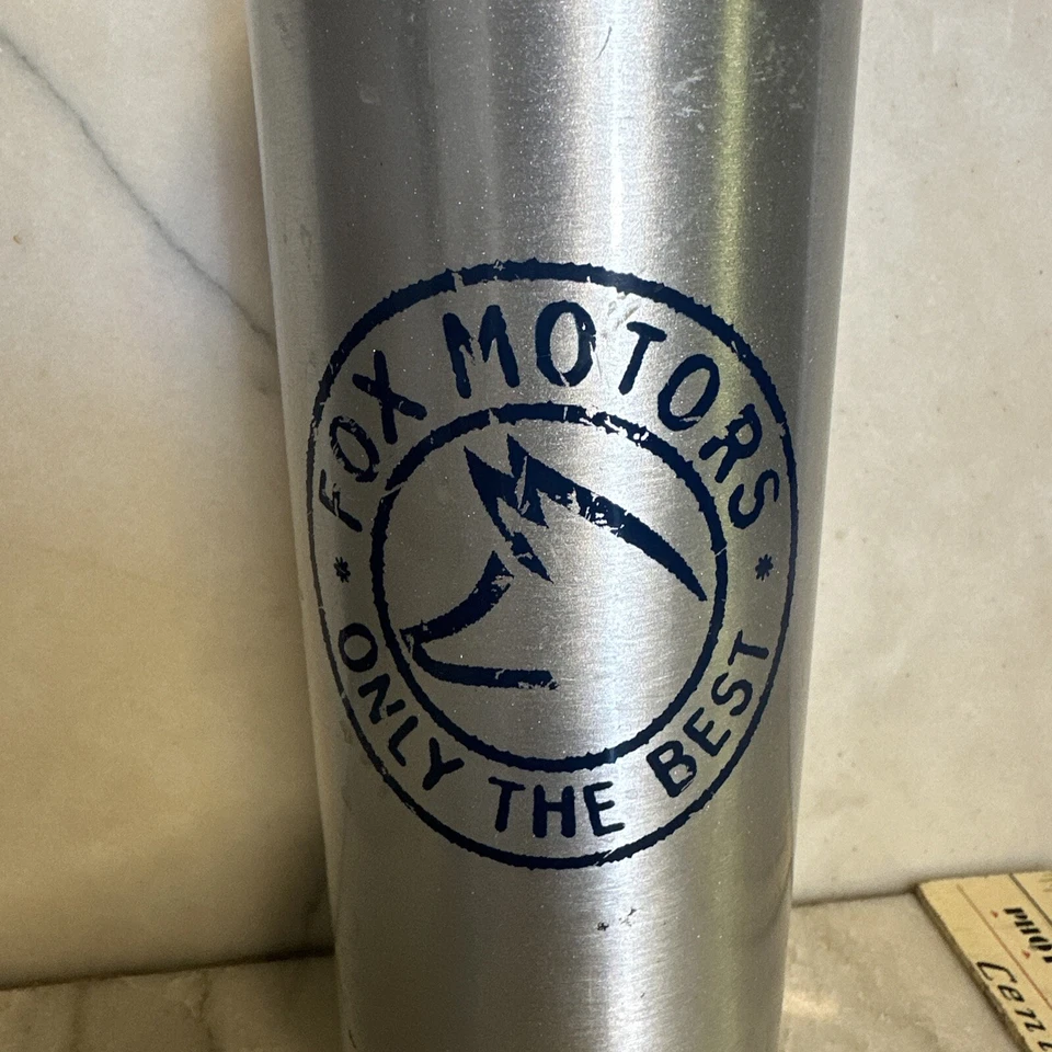 Botella de agua Fox Motors tapa de tornillo de metal y logotipo Foto 2 de 4
