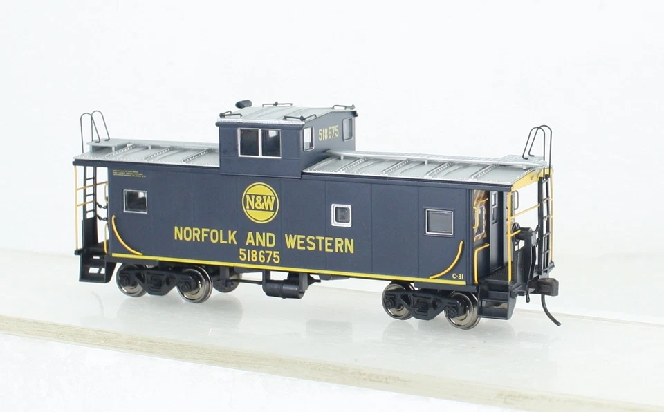 HO Scale Atlas 1304-4 Norfolk & Western Standard Cupola Caboose #518675 - Image 3 of 4