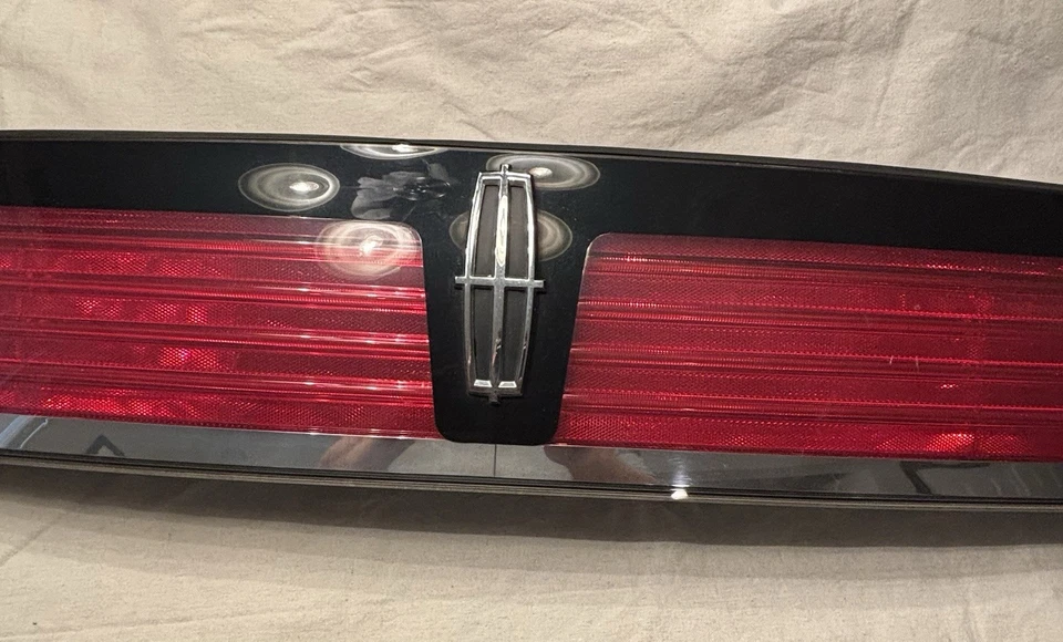 Lincoln MKX Rear Center Tailgate Taillight Tail Light Lamp 2007 2008 2009 2010 - Image 4 of 4
