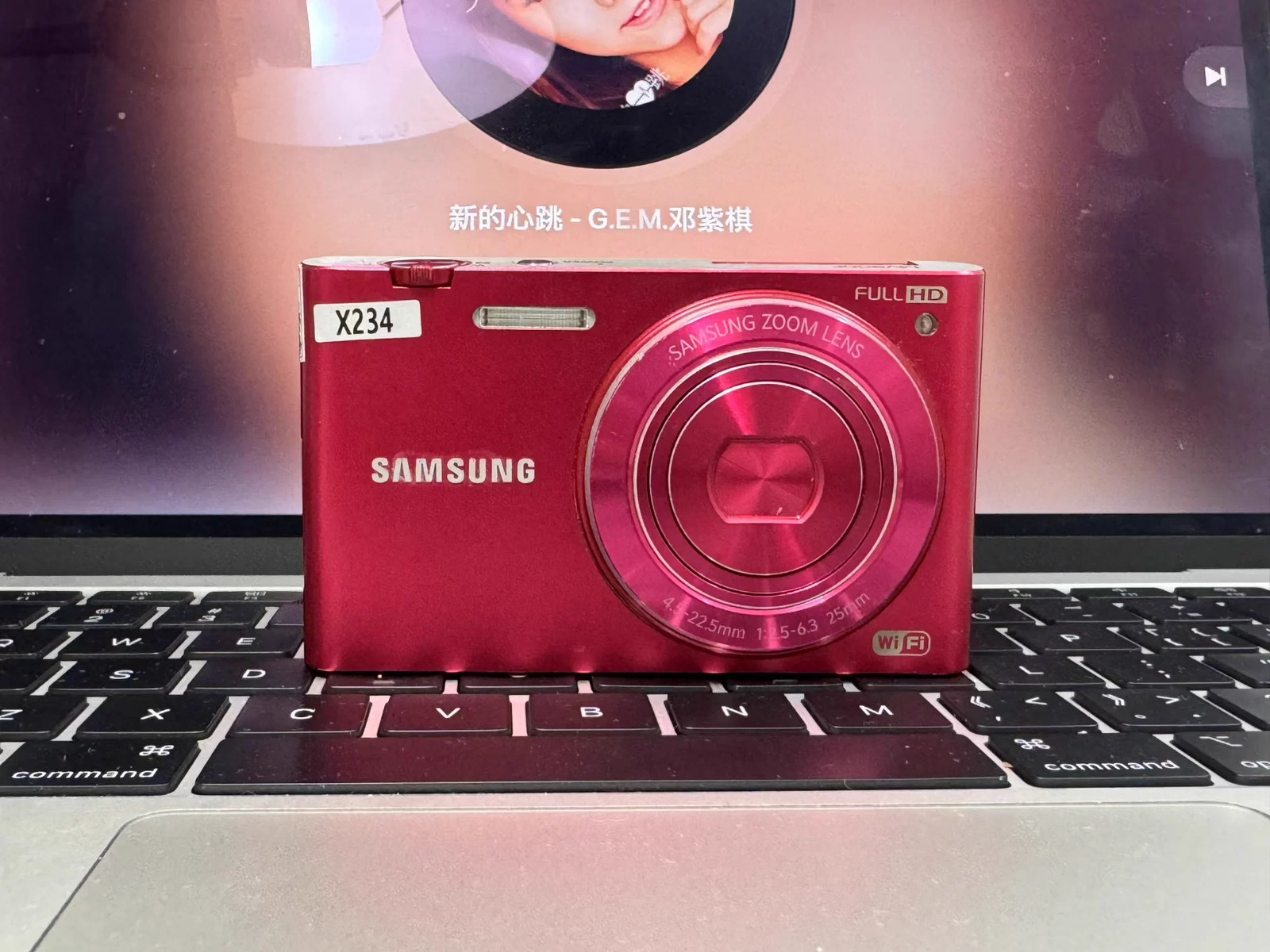 Excellent Samsung MV900f 16.0 MP 5xOptical Zoom Flip-out Vlog Camera