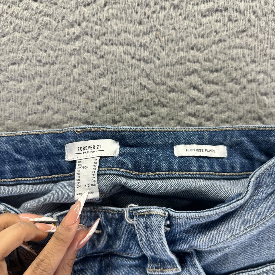 Pantalones de mezclilla Forever 21 para mujer 30x32 azul algodón acampanados desteñidos elásticos tiro alto Foto 4 de 4