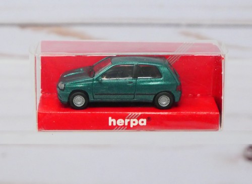 Herpa 031363, Renault Clio 16 Válvulas Cupé 2 Puertas, Verde Metálico, Escala 1/87 HO | Condition: New