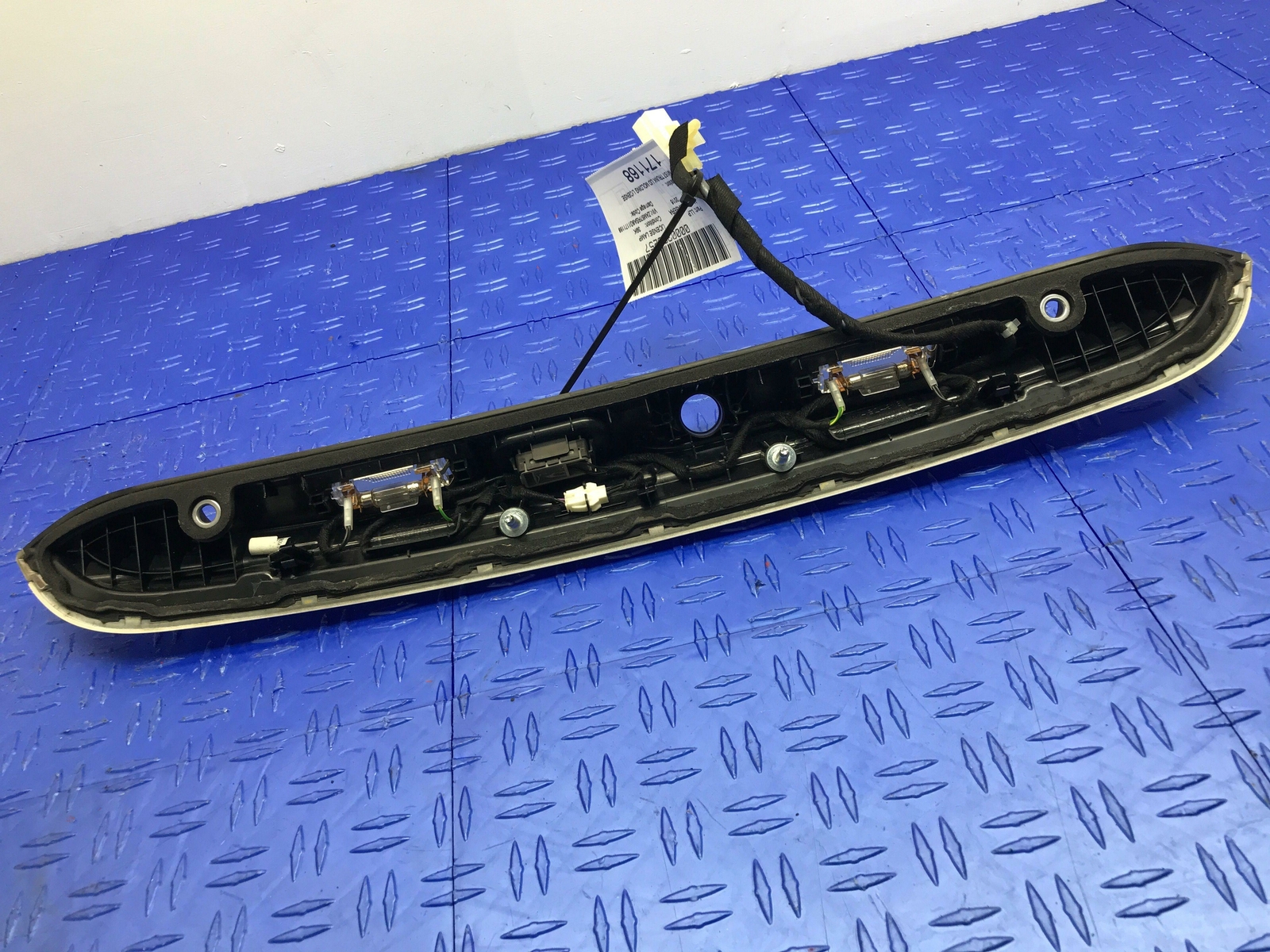 2014 - 2016 MASERATI GHIBLI M157 TRUNK LID MOLDING LICENSE LIGHT LAMP 670017272