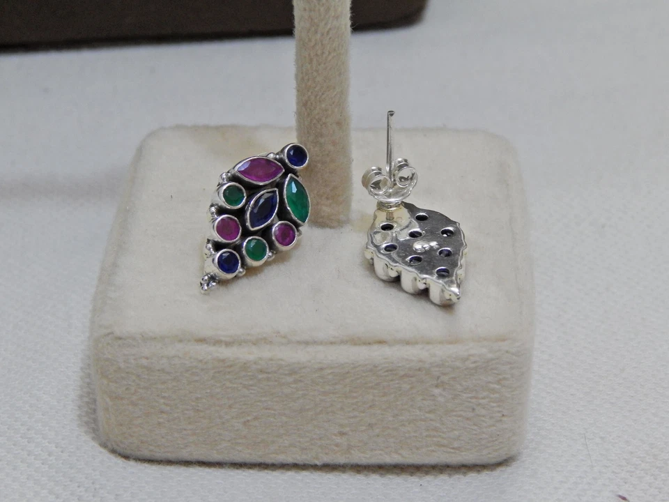 Pendiente Flor Rubí Natural, Esmeralda y Zafiro, Plata de Ley 925 Foto 4 de 4