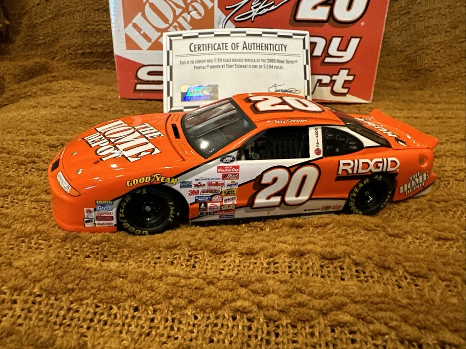 Revell 10543 Tony Stewart #20 Home Depot Pontiac Grand Prix 2000 - diecast 1/24 Foto 2 de 4