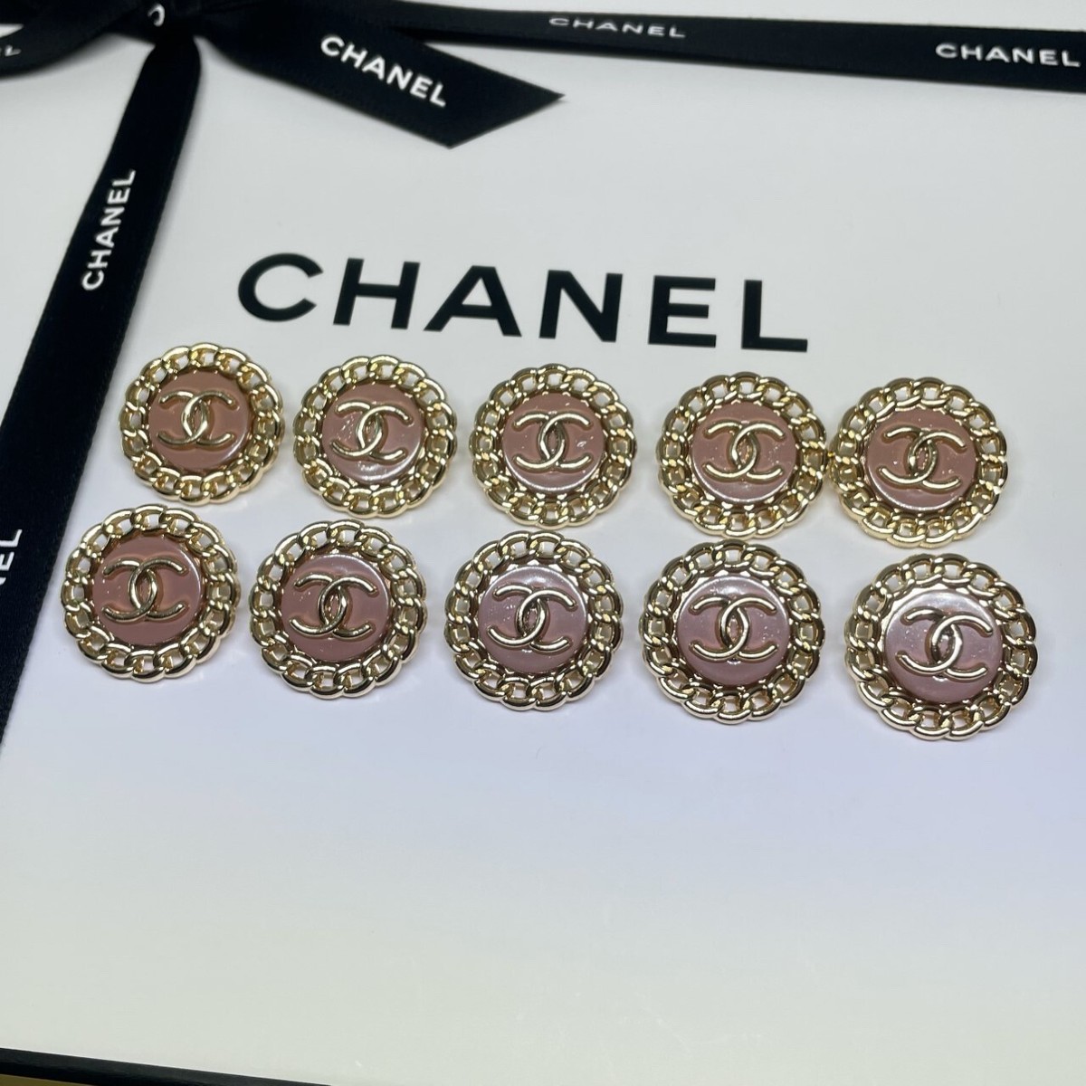 [CHANEL] シャネル ボタン ゴールド 4個 正規品 美品 chanel 4 buttons stamped black white with gold tone metal