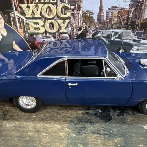 The Wog Boy 1969 Chrysler Valiant VF 1:18 Diecast DDA + 2 Figures - Picture 3 of 13