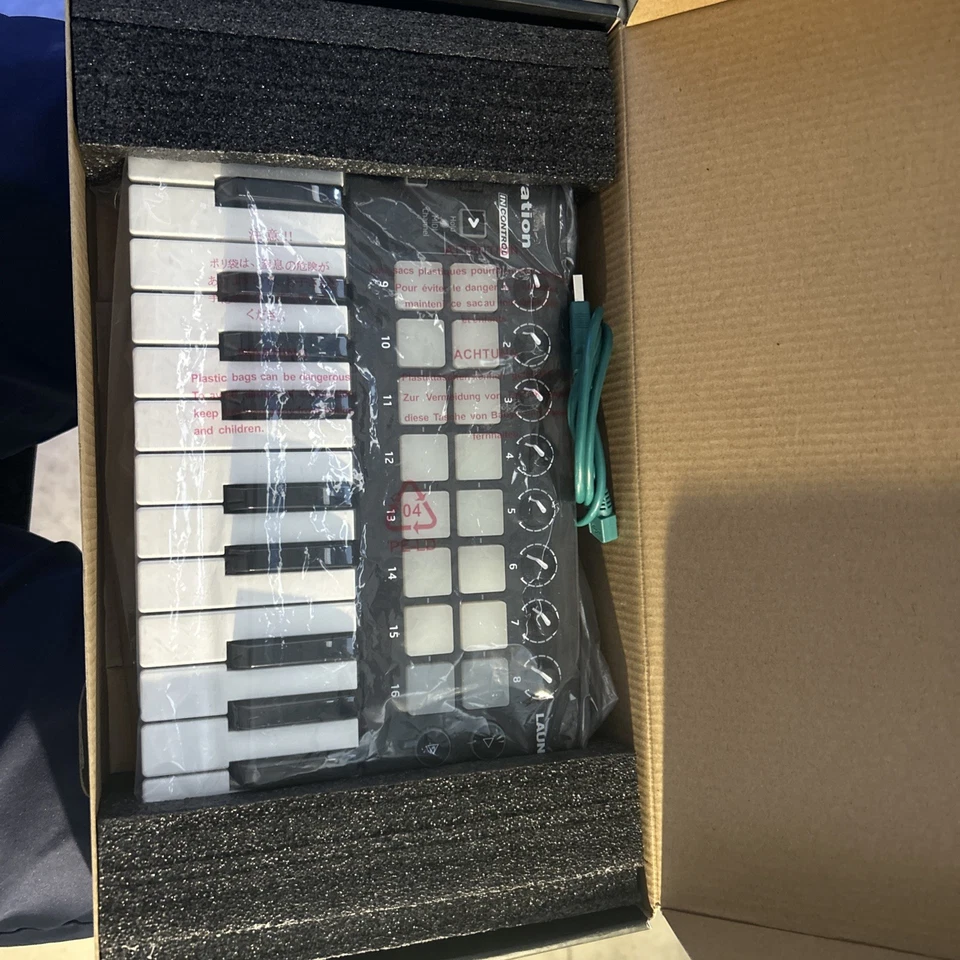 Novation Launchkey MINI MK2 Keyboard Controller NOVLKMIN2 - Image 2 of 4