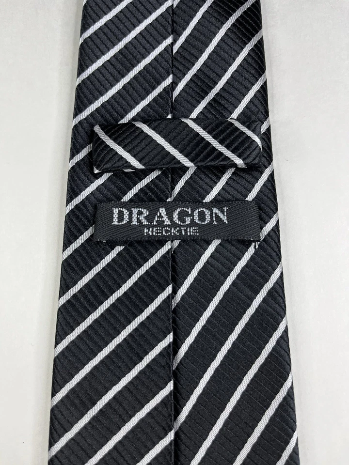 Corbata DRAGON Corbata Cuello Blanco Negro Rayas 56”L x 3.25”W Excelente Estado Foto 4 de 4