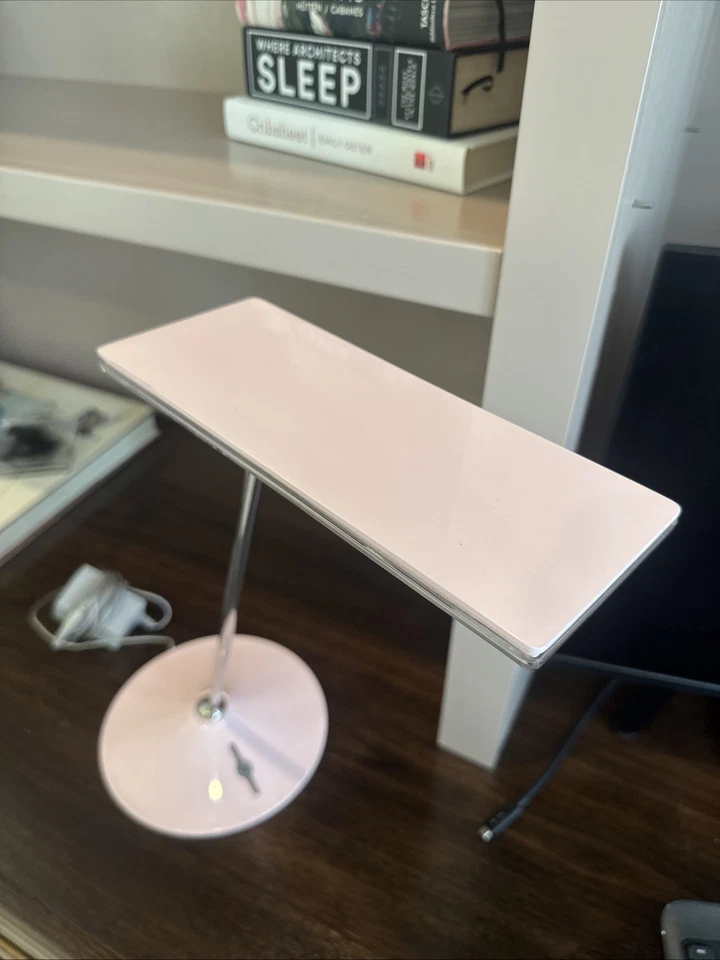 Lámpara de Escritorio Horizon Escala Humana, Alto Brillo, Rosa Claro Foto 3 de 4