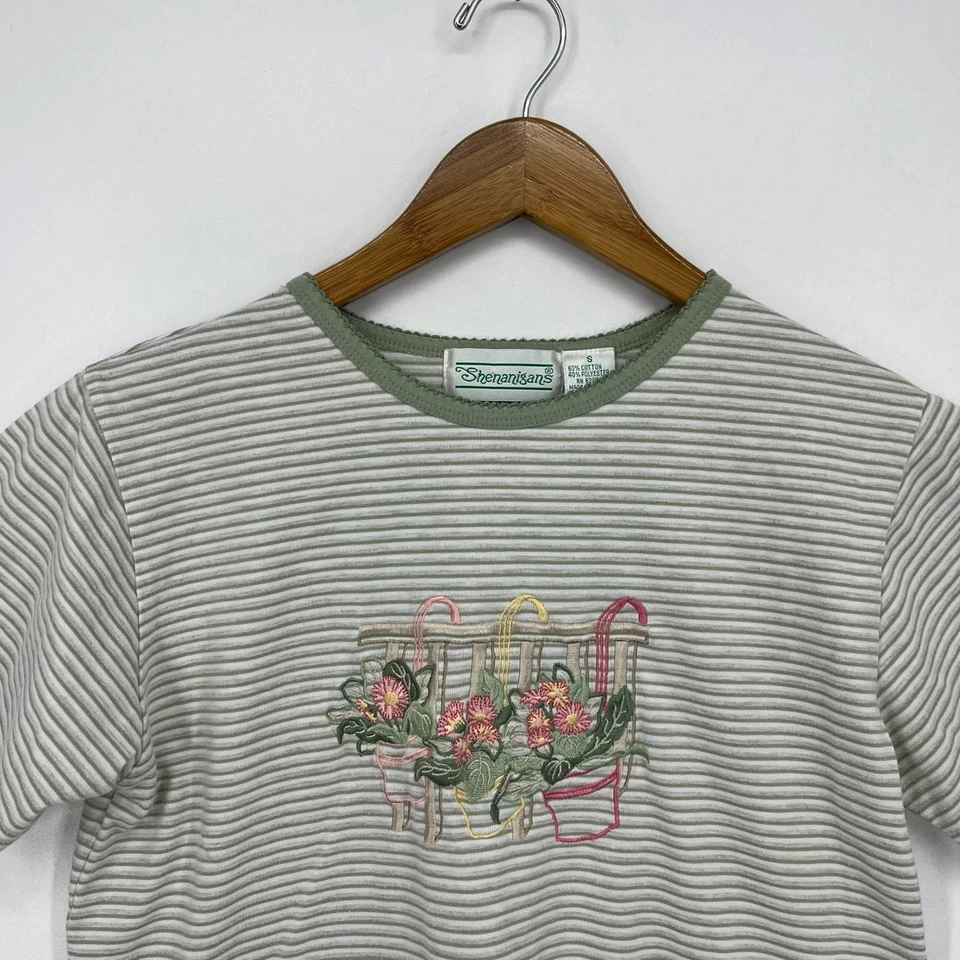 Camiseta Shenanigans Para Mujer Talla S Verde Vintage Rayas Bordada Floral Foto 2 de 4