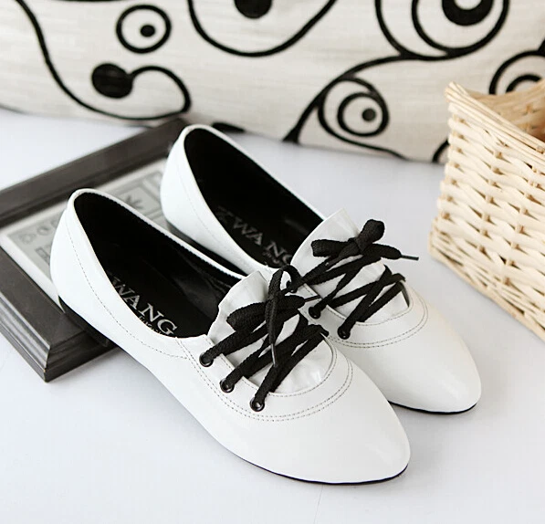 Fashion Women's Oxfords Lace Up Faux Patent Leather Flat Casual Pointed Toe Shoe - Image 4 of 4