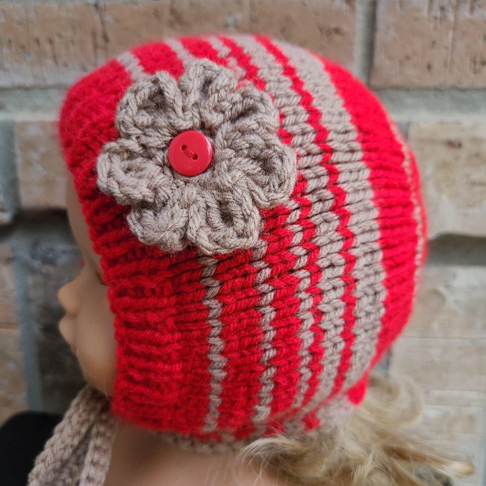 Elegante gorro tejido para bebé niña en rojo y beige - hecho a mano para cuties de 6-9 meses Foto 2 de 4