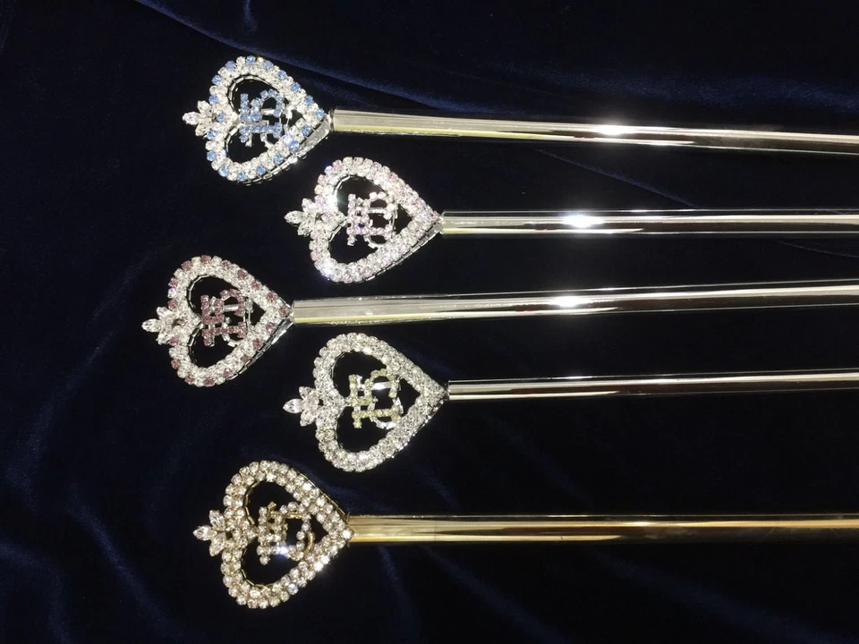 Cetro de pedrería de cristal con diseño de 15 en corazón. 18,5" de altura ¡Elige tu color! Foto 2 de 4