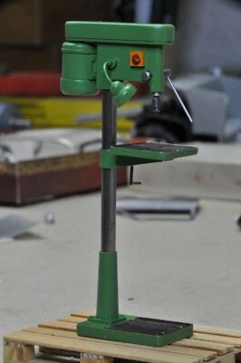 DIORAMAFREAK Werkstatt Stand Bohrmaschine Standbohrmaschine Diorama Deko Zubehör Set 1/18