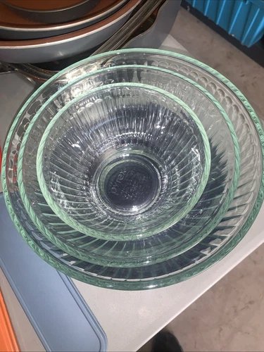 Vintage Pyrex Clear Ribbed Glass MIxing Bowls. Set of 3 With Lids