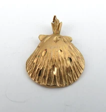 Vintage Gold Toned Scallop Shell Textured Nautical Design Jewelry Pendant