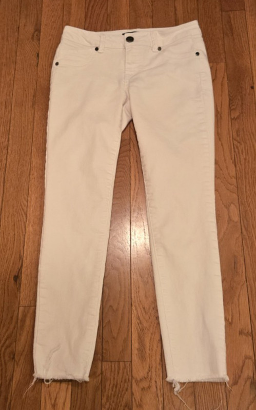 1822 Women's White Jeggings  Size 26 raw hem