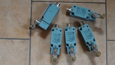 2 Telemecanique Endschalter XCK-J mit Rollenhebel