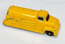 1955 TOOTSIETOY 235 YELLOW FORD C600 OIL TANKER TRUCK 3 CAP TOP PRESSED STEEL