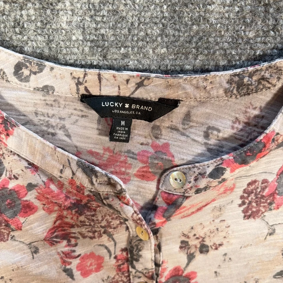 Lucky Brand 灰色红色黑色花卉亨利上衣 M 长袖 5 按钮 100% 棉 — 第 4/4 张图片