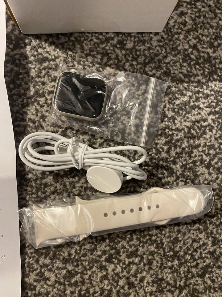 Apple Watch SE (2nd Generation) 40mm Aluminium Case with Sport Loop - Starlight - Image 3 of 4