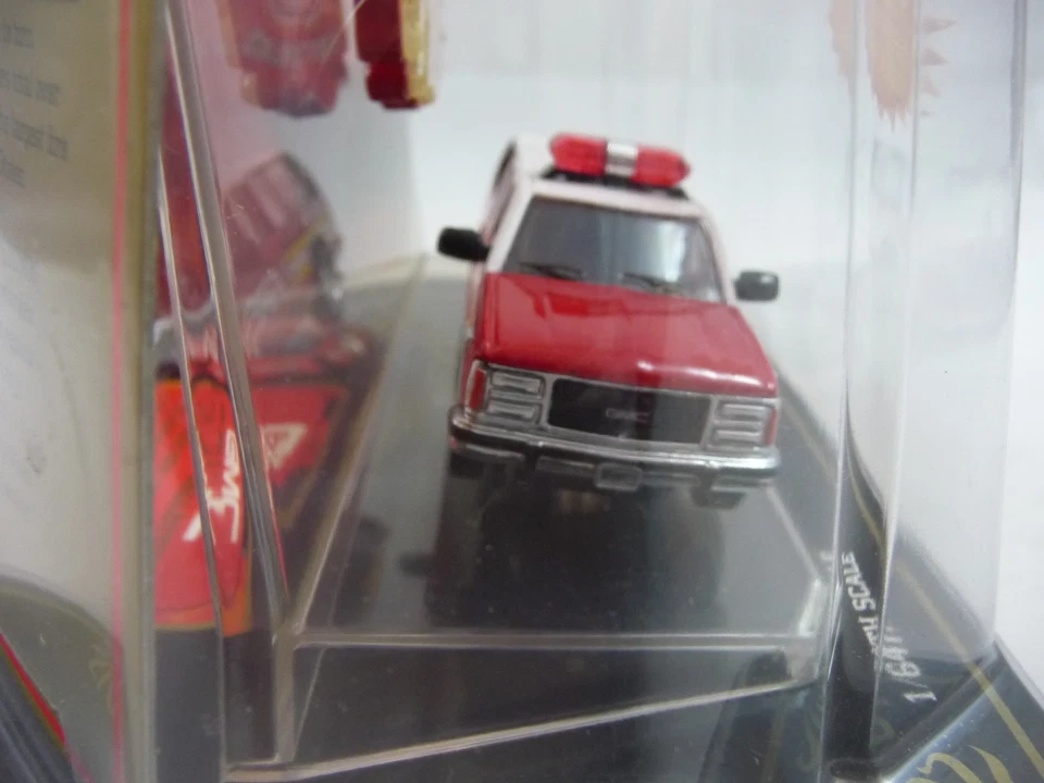 Code 3 F.D.N.Y. 1998 GMC Suburban Battalion Chief #33 NIB 1:64 #12403 - Image 3 of 4