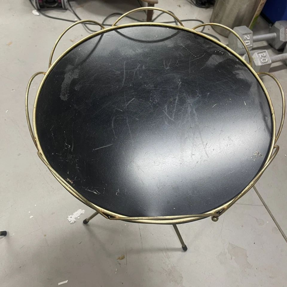 Par de mesas auxiliares trípode de metal redondas MCM de mediados de siglo de latón y negras para exteriores Foto 4 de 4