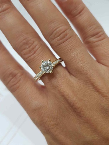 Anillo de compromiso solitario moissanita de corte redondo de 3 quilates oro amarillo de 14 K - Imagen 6 de 9