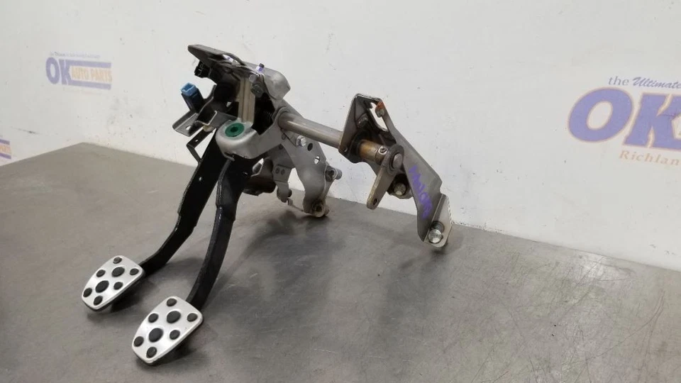 Juego de pedales de freno y embrague OEM 19 2019 TOYOTA 86  Foto 4 de 4