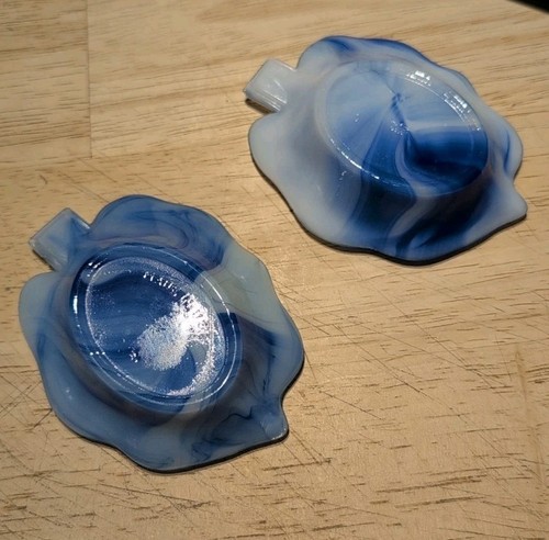 Akro Agate Glass Company Set Of 2 Trinket Dish Leaf Shape Blue & White D8 - Picture 2 of 2