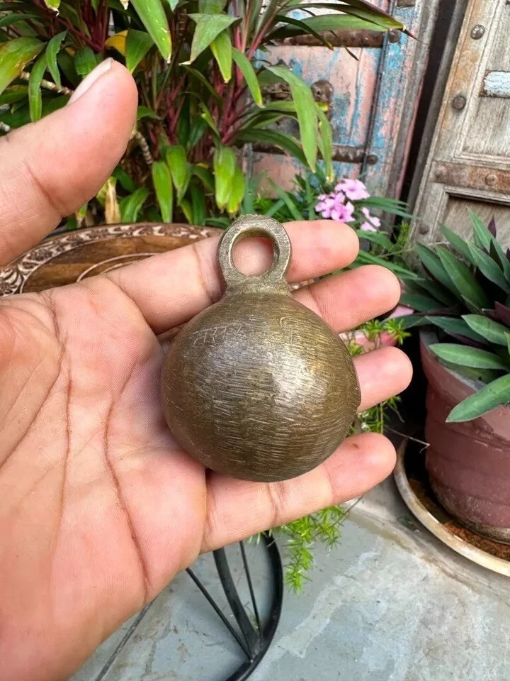 Hermosa campana antigua rara de latón forjada a mano de 1890 con nombre de propietario marcada 3 x 2"" Foto 4 de 4