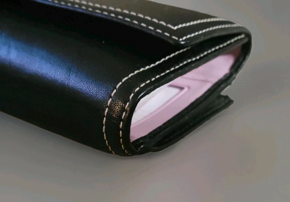 Carteira envelope Coach feminina de couro legado preta com interior rosa estado raro. - Imagem 3 de 4