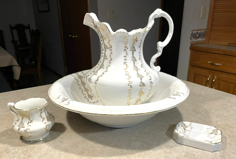 1938 Homer Laughlin Large Wash Basin, Pitcher, Shaving Mug, And Soap Dish