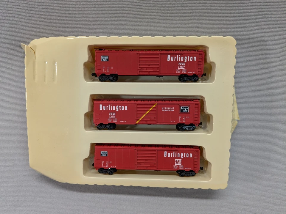 N scale  Con-Cor #  01-08903    BURLINGTON  50' Box  Car  Panel  Door   3-pack - Image 2 of 4