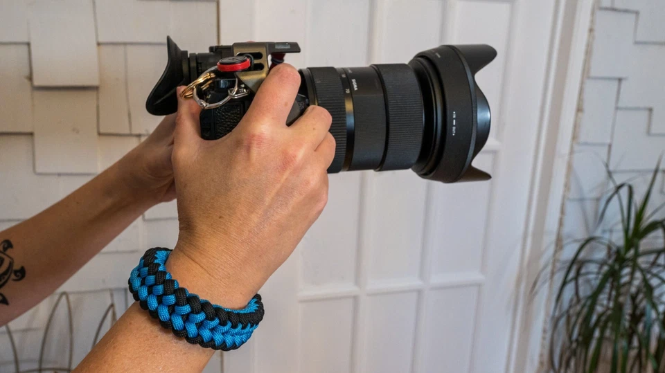 Correa de muñeca de cámara personalizada para que NUNCA la dejes caer. Azul claro negro hecho a mano Foto 3 de 4