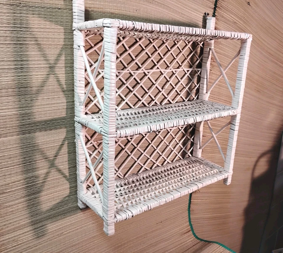 Estante vintage de mimbre blanco. Moderno Mid Century | Estante de tres niveles de ratán Foto 2 de 4