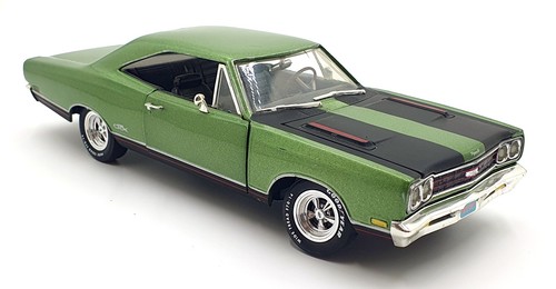 Ertl 1/18 Scale Diecast 14126F - 1969 Plymouth GTX 440 - Green/Black - Picture 2 of 5