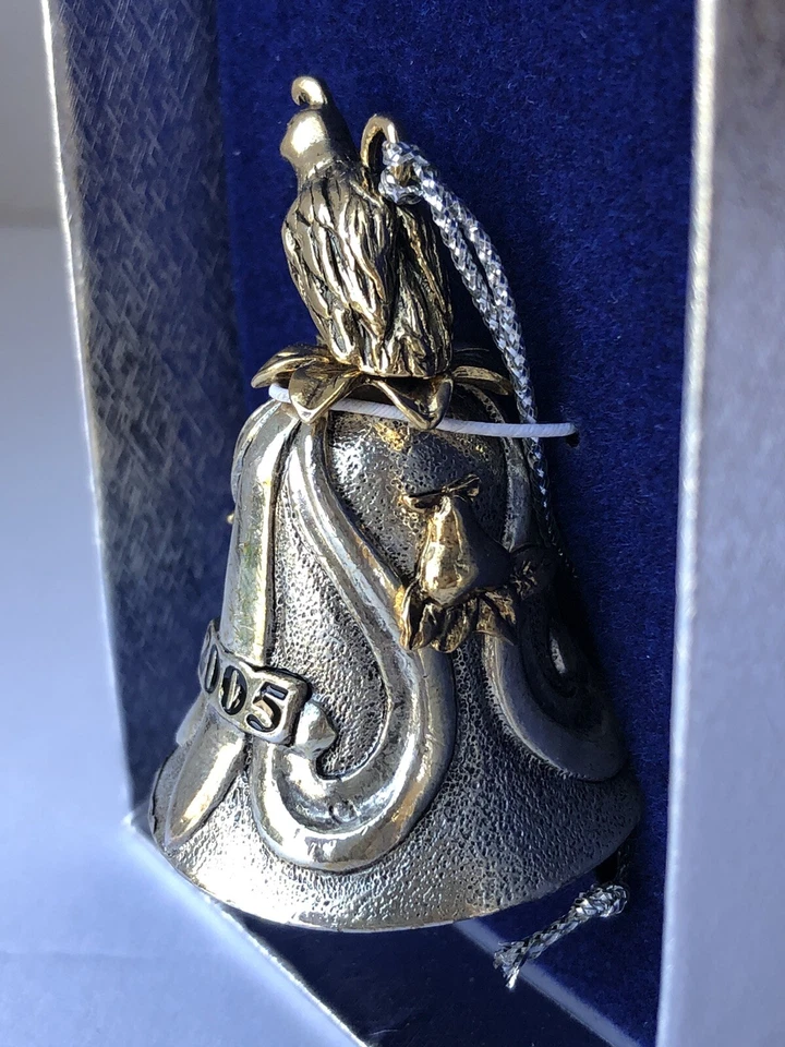 Partridge in a Pear Tree 2005 Cast Metal Bell Pear Bureau Northwest USA Ornament - Imagem 3 de 4
